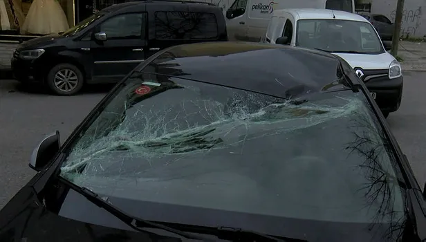 AFAD ve Metoroloji peş peşe uyarmıştı! İstanbul kabusu yaşadı! Uçan çatı 3 arabayı perte çıkardı