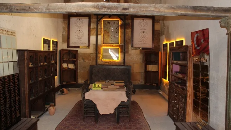 turk-dizileriyle-tanindi-800-yillik-kervansaray-dolup-tasiyor-1777386447211.jpg Türk dizileriyle tanındı: 800 yıllık kervansaray dolup taşıyor-2