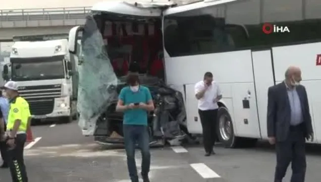 TEM Otoyolunda korkunç kaza! 2 yolcu otobüsü çarpıştı