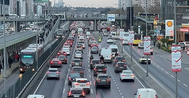 İstanbul'da haftanın ilk iş gününde trafik çilesi! Anadolu'da yoğunluk yüzde 87'yi gördü