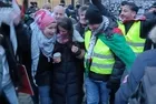 Katil İsrail aleyhine slogan atan Türk kadına Alman polisinden alçak müdahale
