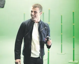 Hem oynadı hem söyledi