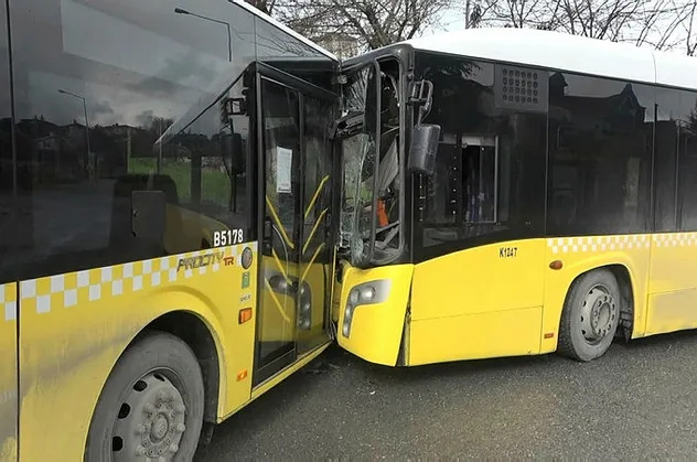 Başakşehir'de feci kaza! Aynı hattaki iki İETT otobüsü kafa kafaya çarpıştı