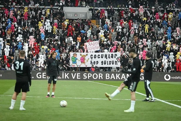 besiktas-antalya-macinda-depremzede-cocuklar-icin-sahaya-oyuncaklar-atildi-1677460625644.jpeg Beşiktaş-Antalya maçında depremzede çocuklar için sahaya oyuncaklar atıldı-2