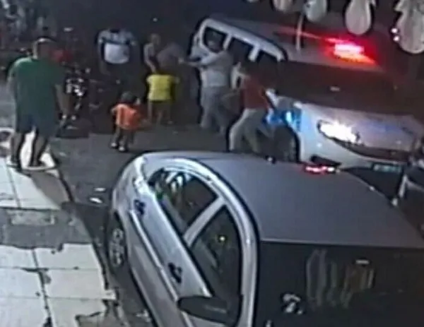 izmir-konakta-sokak-ortasinda-esinden-siddet-goren-kadin-sikayetci-olmadi-1627298956110.jpg İzmir Konak'ta sokak ortasında eşinden şiddet gören kadın şikayetçi olmadı-2