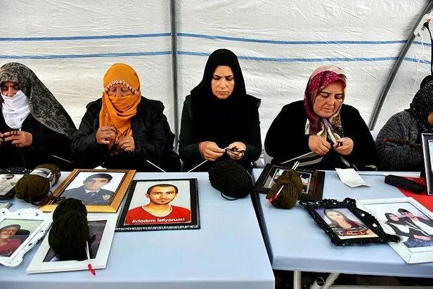 Diyarbakır anneleri Mehmetçik için atkı ördü