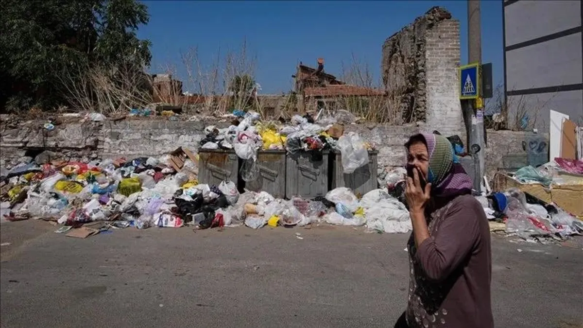 CHP'li İzmirliyi canından bezdirdi! Toplanmayan çöp dağları nedeniyle vatandaşlar taşınmayı düşünüyor