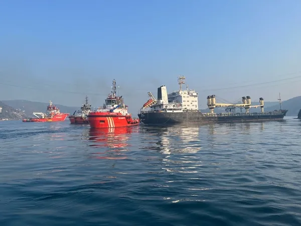 son-dakika-yuk-gemisi-karaya-oturdu-bogazda-trafik-askiya-alindi-1673861048836.jpg