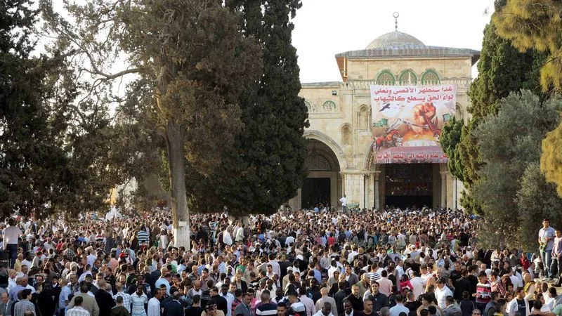 İsrail namaza engel oldu!