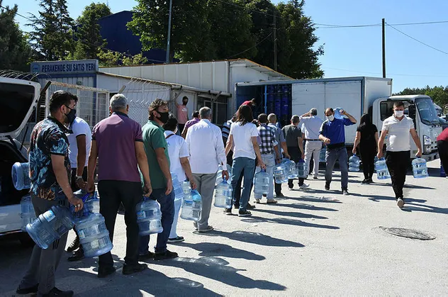 CHP'nin çağdaş belediyecilik anlayışında bugün! Damacanasını kapan su kuyruğuna girdi