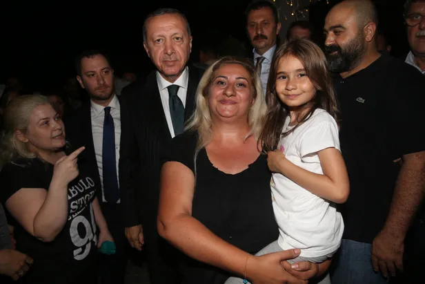 Başkan Erdoğan, canlı yayın sonrası vatandaşlarla bir araya geldi-1