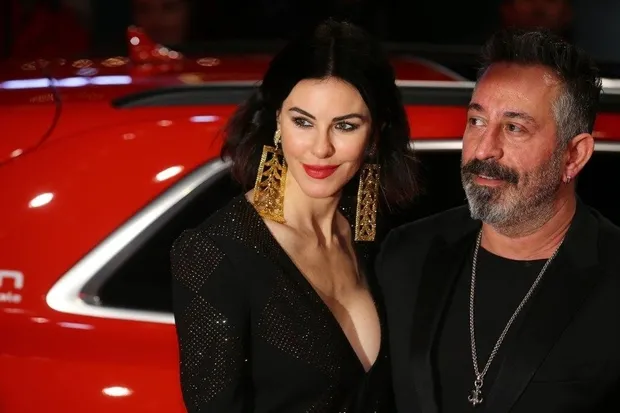 Cem Yılmaz fotoğraflarına dalıp gittiği Serenay Sarıkaya'yı Instagram'dan takipten çıkardı! Bununla da yetinmedi bakın ne paylaştı-6