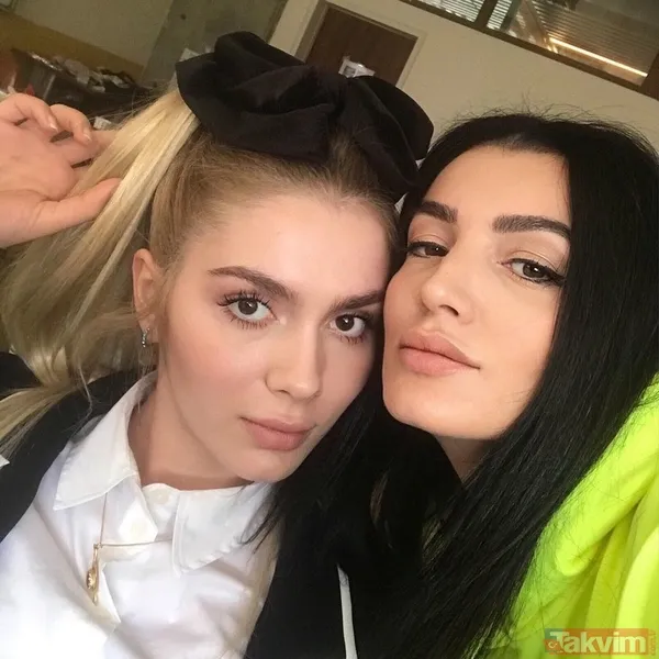 Aleyna Tilki'nin annesi Havva Öztel kızını gölgede bıraktı! Derin yırtmaçlı siyah elbisesi ile nefes kesti gören dönüp bir daha baktı - 1