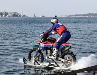 İstanbul Boğazı'nda sıra dışı görüntüler: Özel yapım motosikletiyle 1,5 dakikada Avrupa'dan Asya kıtasına ulaştı
