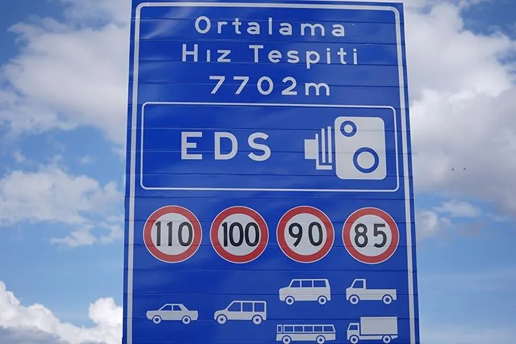 Hız uyarı levhaları (AA)