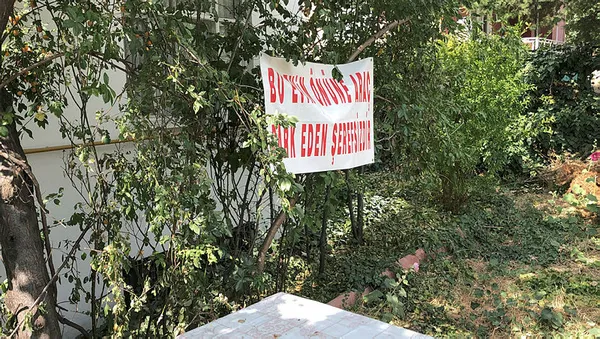 1631621738954.jpg Komşularına kızdı evine astı! Pankarttaki yazıyı görenler şoka girdi-5