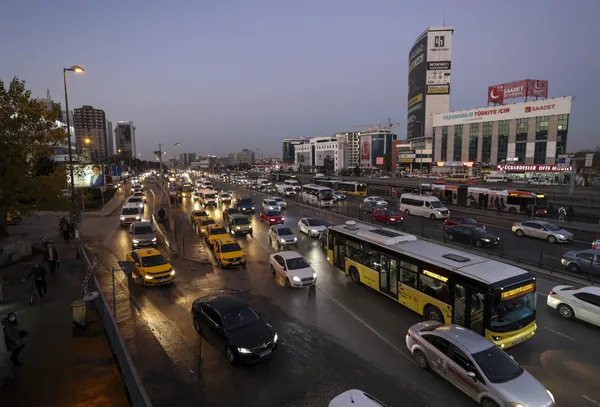 istanbul-trafik-durumu-megakentte-artik-bir-yerden-bir-yere-gitmek-imkansiz-1637907610450.jpg İstanbul trafik durumu! Megakentte artık bir yerden bir yere gitmek imkansız-6
