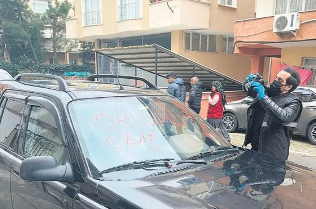 Kız arkadaşının ayrılığını yediremeyen takıntılı adam genç kadının lüks cipine rujla saldırdı