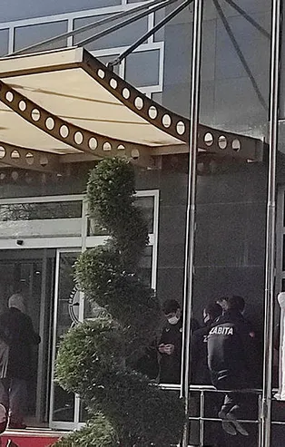 CHP'li Maltepe Belediyesi'nde isyan var! İşçiler belediye binasına grev pankartları astı!