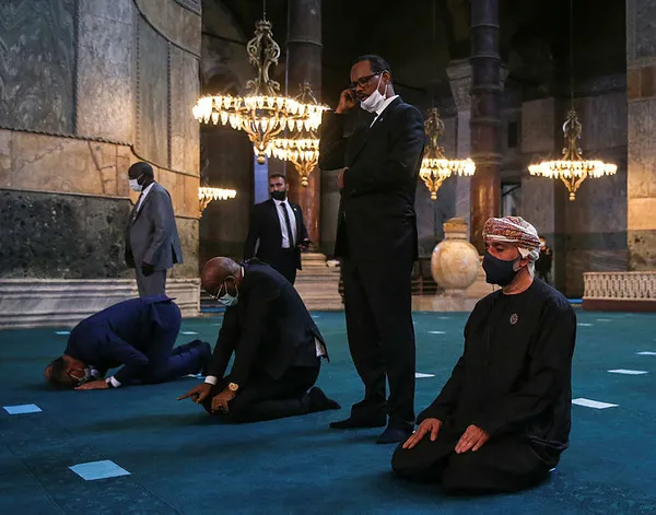 cumhurbaskanligi-sozcusuibrahim-kalin-turkiyede-gorevli-yabanci-buyukelcilere-ayasofya-i-kebir-camiini-gezdirdi-1596741938010.jpg Türkiye'de görevli yabancı büyükelçilere Ayasofya-i Kebir Camii'ni gezdiren Cumhurbaşkanlığı Sözcüsü İbrahim Kalın: Tarihi bir olay-3