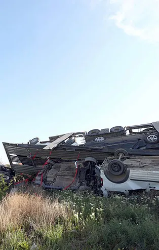 Otomobil yüklü tır devrildi, 9 araç hasar gördü