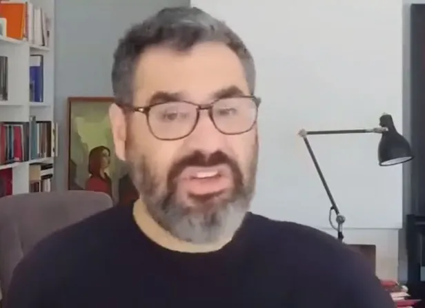 CHP yandaşı Enver Aysever’den ’pes’ dedirten ’sokak köpeği’ açıklaması! AK Parti’yi hedef almak isterken rezil oldu