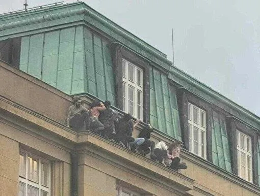 cekyanin-baskenti-pragda-hareketli-dakikalar-charles-universitesine-silahli-saldiri-duzenlendi-olu-ya-da-yaral-1703173262736.jpeg Babasını öldürdüğü ortaya çıktı | Prag'da Charles Üniversitesi'ne silahlı saldırı! 15 ölü 24 yaralı: İşte failin kimliği...-5