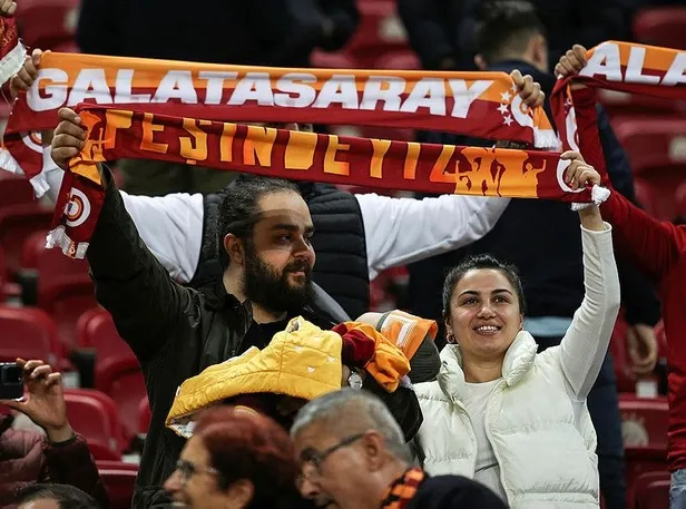 ligde-sikinti-ceken-galatasaray-ztkda-patladi-aslan-7-gol-atarak-uzerindeki-olu-topragini-savurdu-1666227303900.jpeg Ligde sıkıntı çeken Galatasaray ZTK'da patladı! Aslan 7 gol atarak üzerindeki ölü toprağını savurdu-7