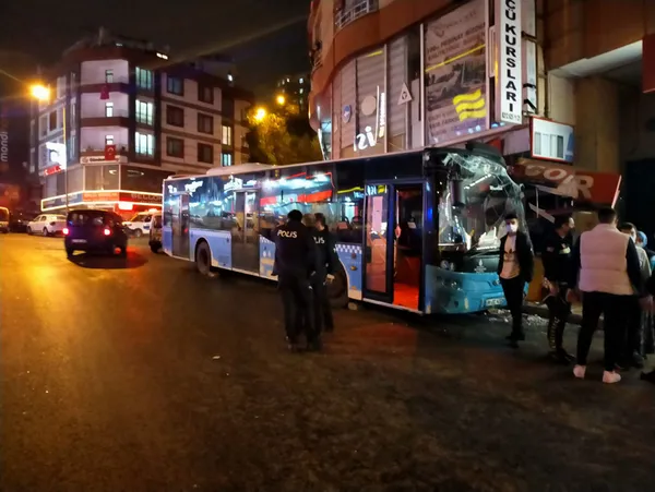 ikinci-defa-aracina-iett-otobusu-carpti-kaza-ani-kamerada-1619252931156.jpg İkinci defa aracına İETT otobüsü çarptı! Kaza anı kamerada-6