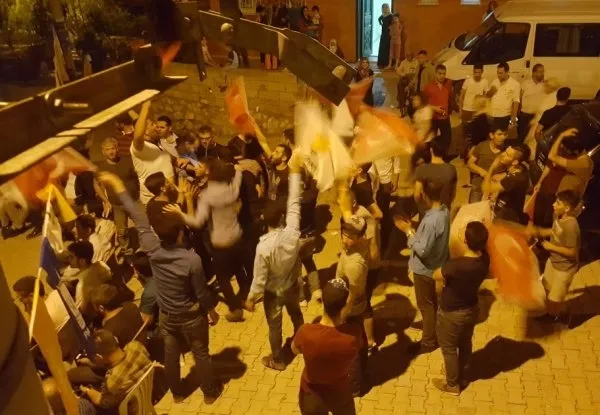 Mardin'de HDP'liler AK Partililere bıçakla saldırdı-2