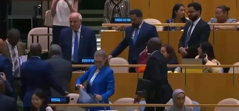 bm-genel-kurulunda-filistin-icin-tarihi-an-ilk-kez-devletler-arasinda-temsil-edildi-1726005159141.jpeg BM Genel Kurulu'nda tarihi anlar! Filistin ilk defa bir sandalye sahibi oldu-2