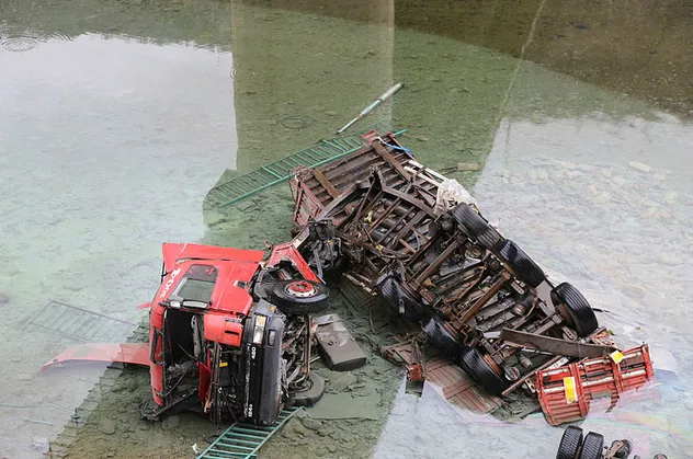 Artvin'de virajı alamayan tır 10 metreden Çoruh Nehri'ne uçtu! Sürücü feci şekilde can verdi
