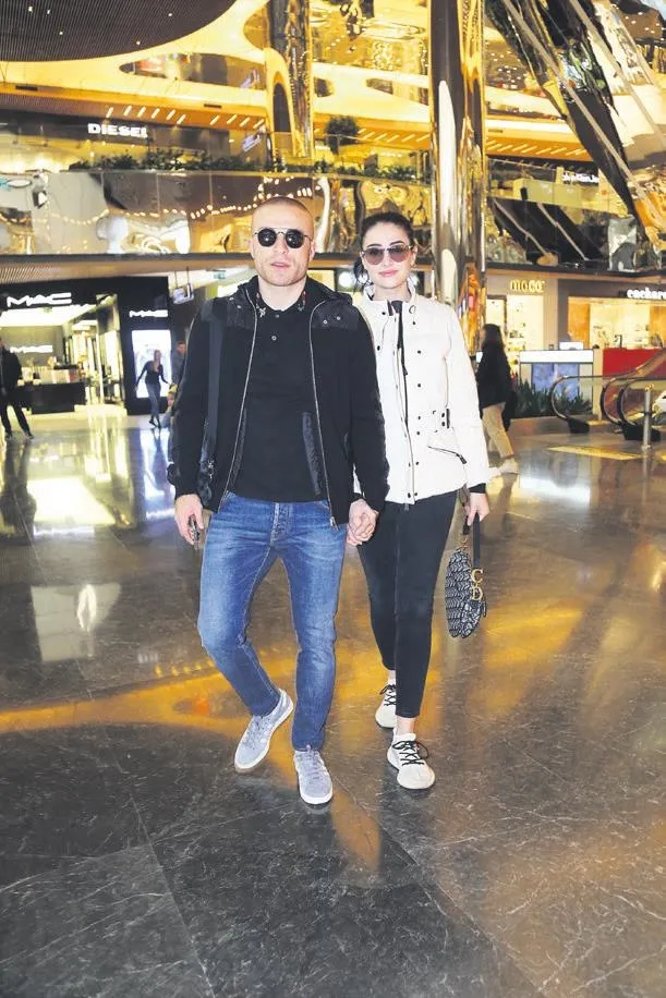 Beşiktaşlı futbolcu Gökhan Töre ile oyuncu eşi Esra Bilgiç objektiflere takıldı-1