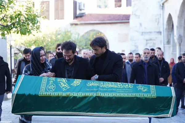 ayaklar-bas-oldu-kalp-yarasi-27-bolum-2-fragmaninda-azadeye-buyuk-sok-sen-ne-ariyorsun-burada-1641422577875.jpg Ayaklar baş oldu! Kalp Yarası 27. bölüm 2. fragmanında Azade’ye büyük şok: Sen ne arıyorsun burada?-7