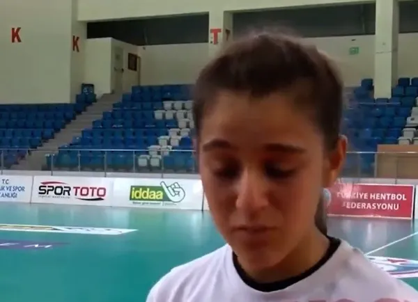 sanliurfada-hentbol-oynamasina-izin-verilmemesine-isyan-ettigi-videoyla-tum-turkiyenin-tanidigi-13-yasindaki-merve-akpinar-artik-cok-mutlu-1625553556912.jpg Şanlıurfa'da hentbol oynamasına izin verilmemesine isyan ettiği videoyla tüm Türkiye'nin tanıdığı 13 yaşındaki Merve Akpınar artık çok mutlu-7