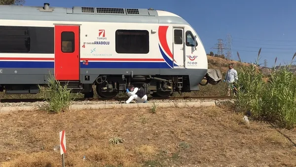 aydinda-uzucu-olay-yasli-kadin-trenin-altinda-kalarak-feci-sekilde-can-verdi-1633682508297.jpg Aydın’da üzücü olay! Yaşlı kadın trenin altında kalarak feci şekilde can verdi-3