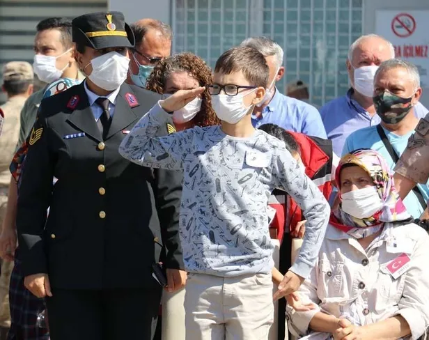 Giresun’daki selde şehit olan Erdem Çıtır'ın oğlu babasını asker selamı ile uğurladı-2