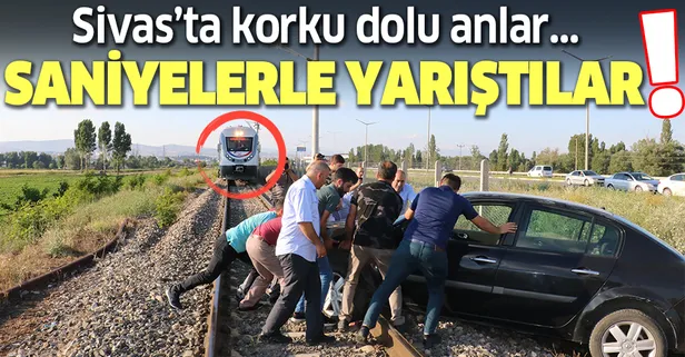 Raylarda takılı kalan otomobil panik yarattı