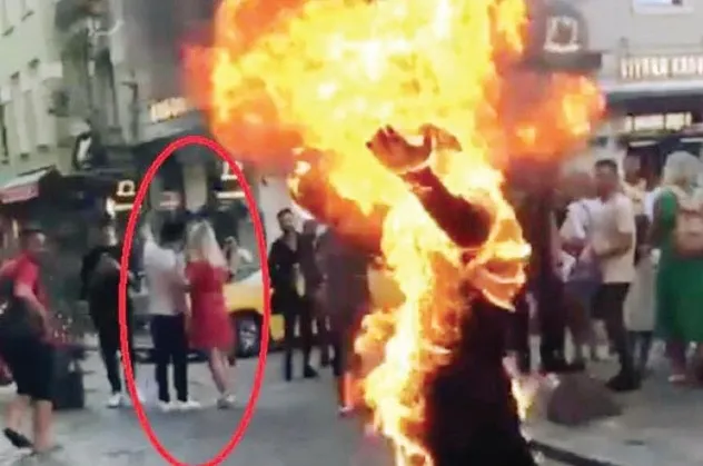 Galata'da bir kişi kendini ateşe verdi vatandaşların bazıları yardım etmek yerine ise selfie çekti