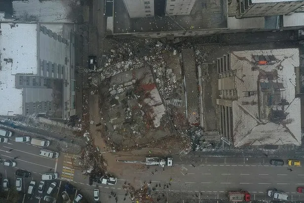 deprem-sonrasi-gaziantep-sehitkamilde-bina-yerle-bir-oldu-o-anlar-saniye-saniye-kamerada-1675689544080.jpeg