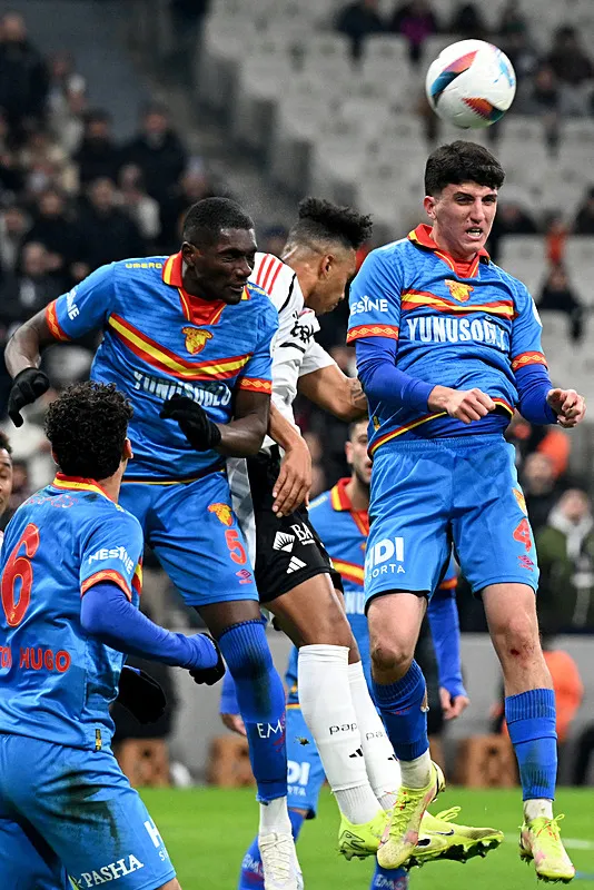 besiktas-goztepe-2-4-mactan-dakikalar-ozet-1732473188080.jpeg Beşiktaş-Göztepe 2-4 | Maçtan dakikalar (ÖZET)-3