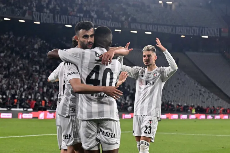 ozel-besiktas-transferde-costu-yildiz-futbolcu-icin-tam-8-milyon-euro-teklif-edildi-1718128977818.jpeg ÖZEL | Beşiktaş transferde coştu! Yıldız futbolcu için tam 8 milyon euro teklif edildi-6