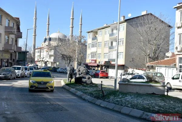 Edirne'de yol ortasında mezarlar! Mahalleli gözleri gibi bakıyor - 14