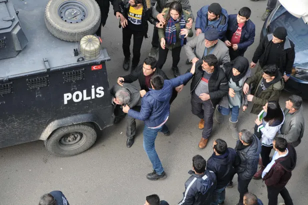 Diyarbakır'ı karıştırdı! Polis ellerinden zor aldı-3