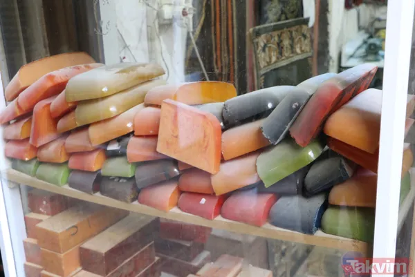 Tespih Tutkunları Burada Bir Araya Gelerek Çok Güzel Alış-Verişte Bulundular. Esnaf Gelip Burada Ürünlerini Sergiliyorlar. Tespihlerin Gramı 400 Liraya Geliyor...