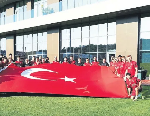 Galatasaray’dan bayraklı idman