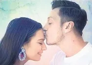 Mesut Özil ile Amine Gülşe kızlarına kavuştu... Dünya basınından tebrik yağdı