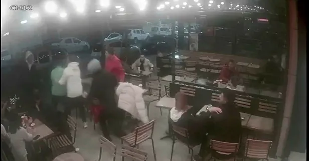 Beylikdüzü'nde sandalyelerin havada uçuştuğu kavga kameralarda!