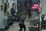 Dövmecilerin müşteri kavgası! Pompalıyla dükkanı bastı
