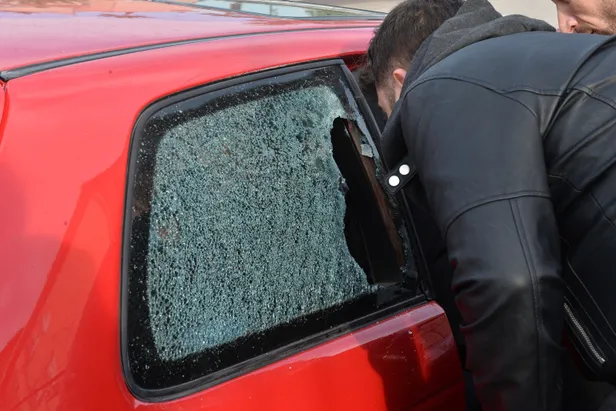 Havalimanından çıkıp aracına doğru gitti, gördüğü karşısında şoke oldu!-4